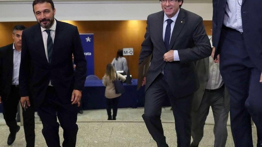 GRAF1536. BARCELONA, 18/10/2017.- El presidente de la Generalitat, Carles Puigdemont (d) al finalizar reunión extraordinaria del consell nacional del PDeCAT. EFE/Toni Albir