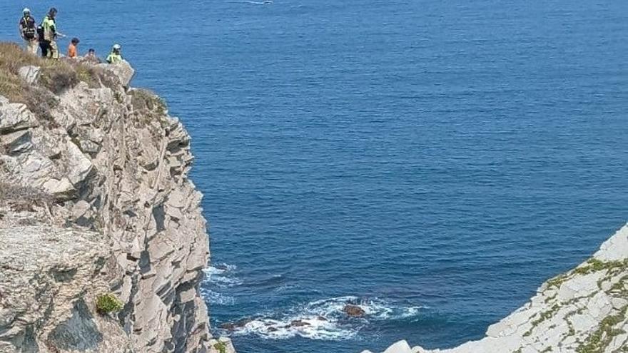 Los bomberos rescatan a una persona de un acantilado en Barrika