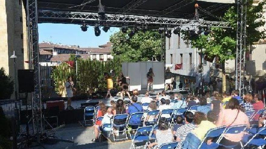Un momento del espectáculo divulgativo y demostración de gladiadores, ayer en el escenario instalado junto al museo Oiasso.
