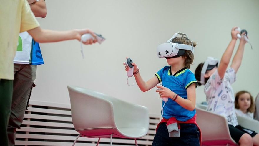 Un niño prueba una gafas de realidad virtual en el festival FOMOINN.