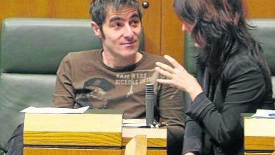 Mikel Basabe charla con Aintzane Ezenarro durante un pleno.