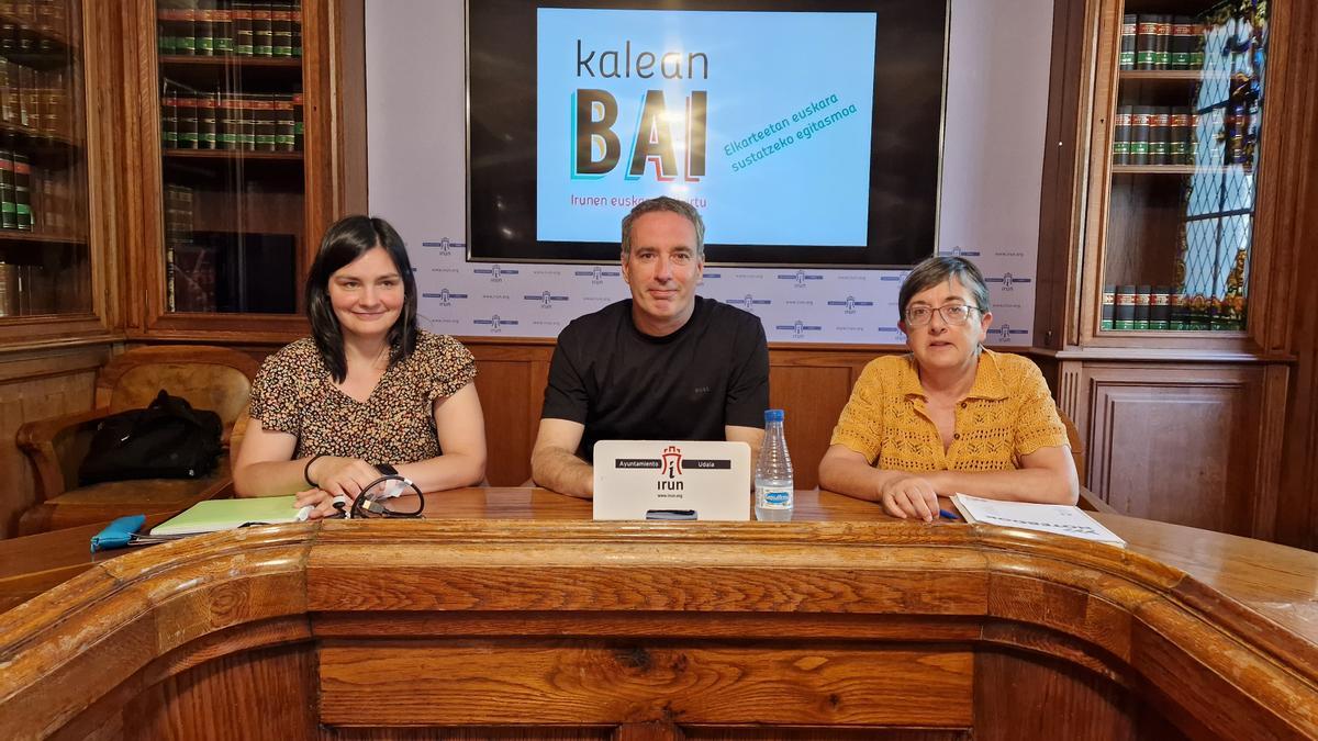 Lide Rekondo, representante de Siadeco, Josu Iguiñiz, delegado de Euskera, y Arantza Zulet, técnica del Servicio para la Promoción del Uso y la Normalización del Euskera / Ayuntamiento de Irun Lide Rekondo, representante de Siadeco, Josu Iguiñiz, delegado de Euskera, y Arantza Zulet, técnica del Servicio para la Promoción del Uso y la Normalización del Euskera / Ayuntamiento de Irun