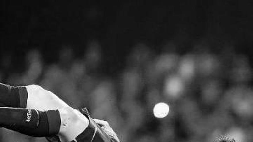 Leo Messi, manteado ayer por sus compañeros.