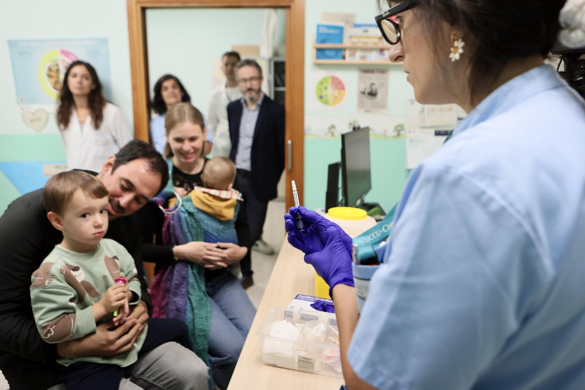 En imágenes: Arranca con novedades la campaña de la gripe en Álava