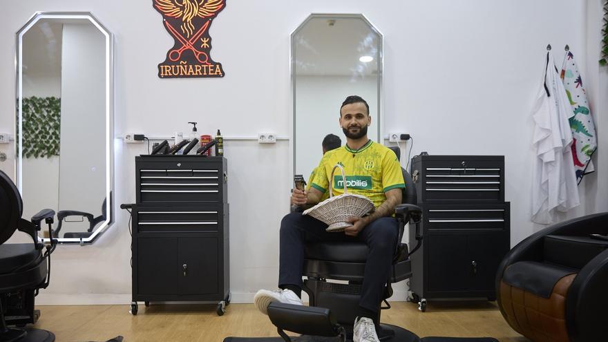 El mimbre y la peluquería como tradición, oficio y sueño que convergen entre Navarra y Argelia