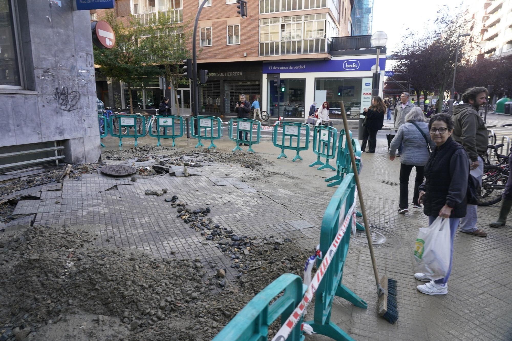 Rotura de la tubería de abastecimiento de agua en el cruce Basoa-Plaza de la Constitución.