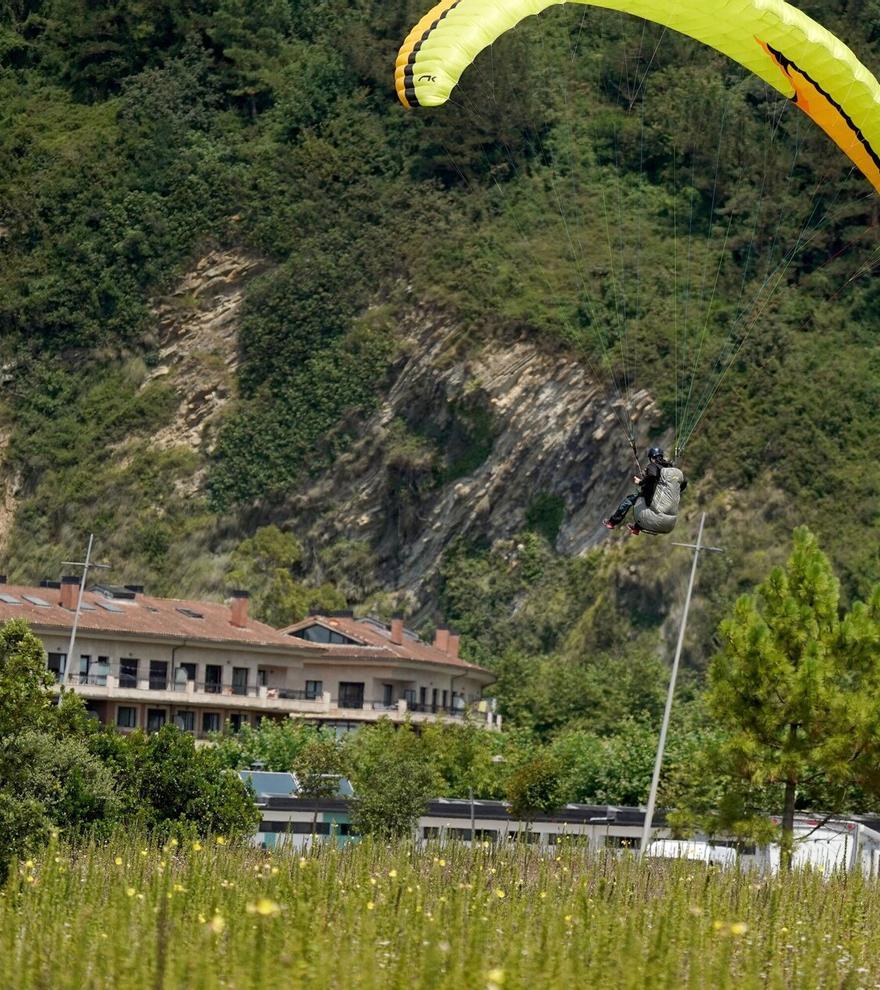 Un parapentista se prepara para aterrizar en la nueva zona habilitada