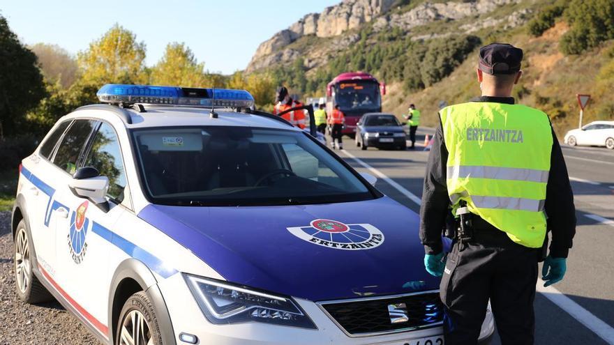 Dos ertzainas heridos al ser arrollados por una furgoneta cuando atendían una avería