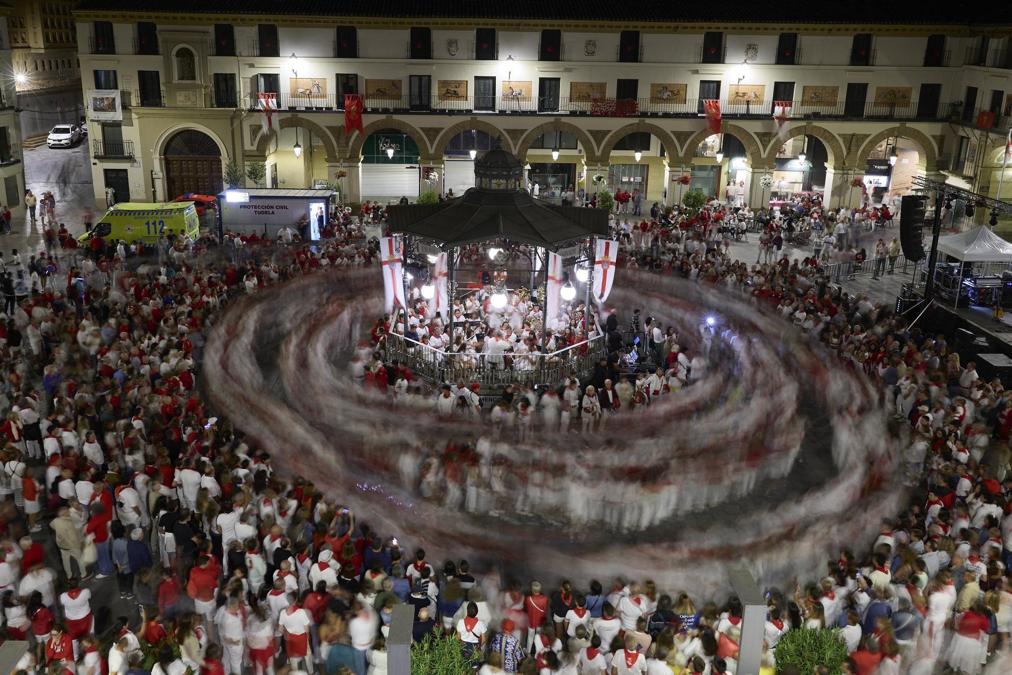 Fotos del baile de La Revoltosa en Tudela