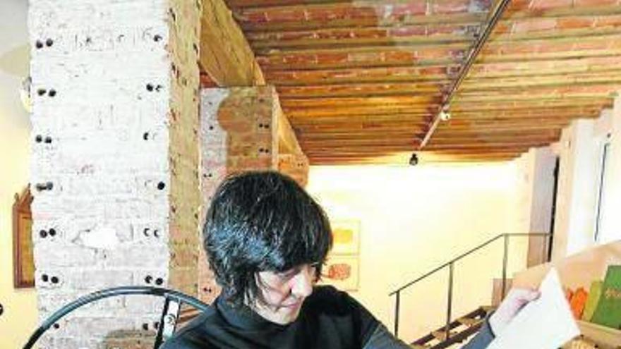 MArtínez dfe Arenaza trabaja en un grabado, en su taller de Solokoetxe