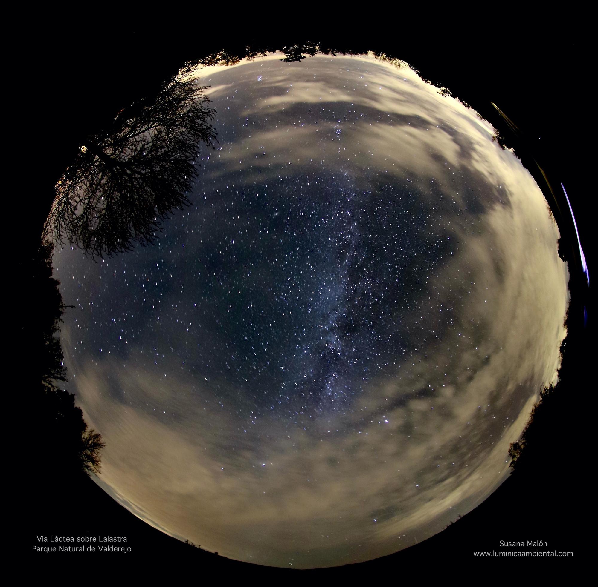 Vía láctea sobre Lalastra en el parque Natural de Valderejo