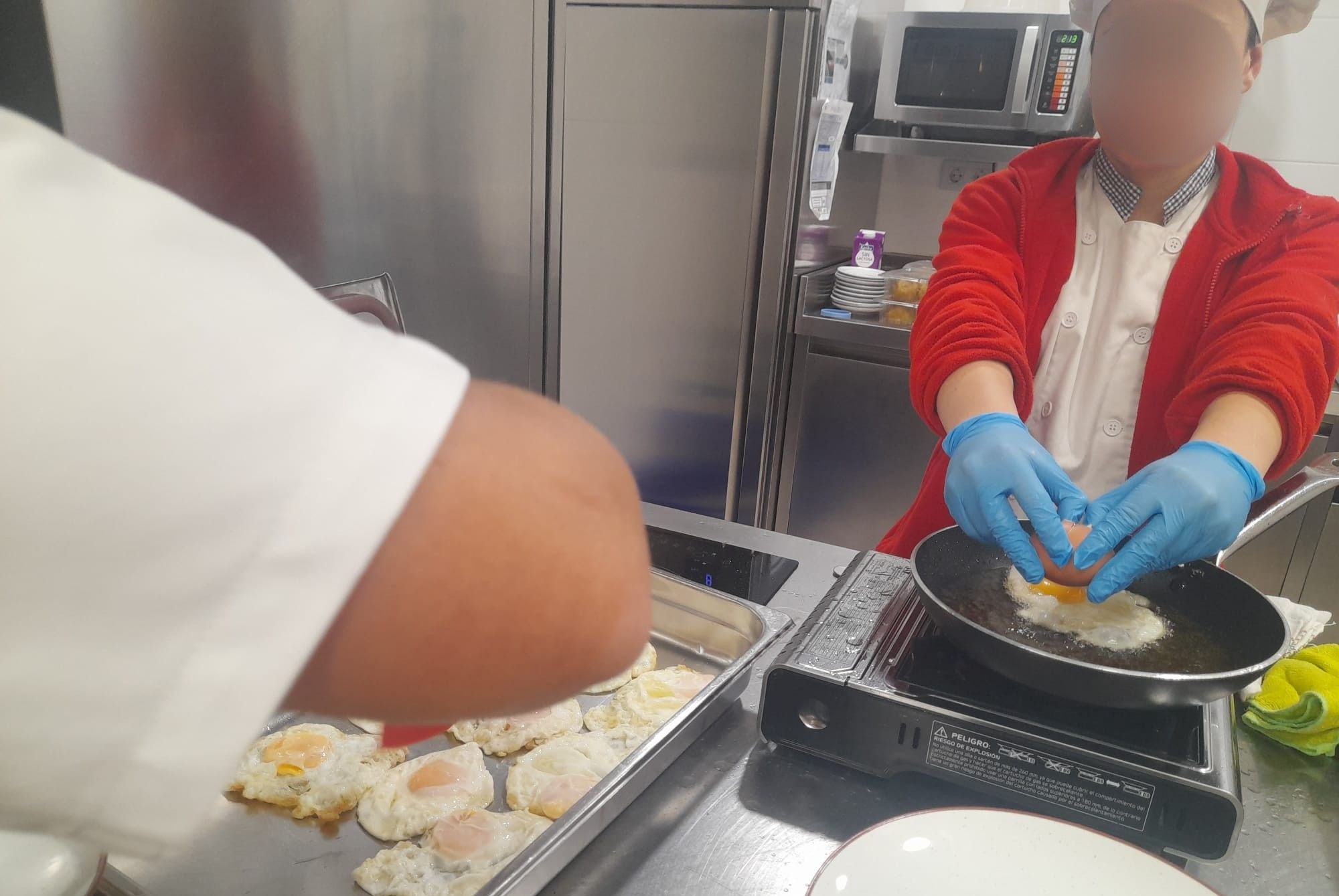 Un momento del cocinado, de la mano de los cocineros de Gasca.