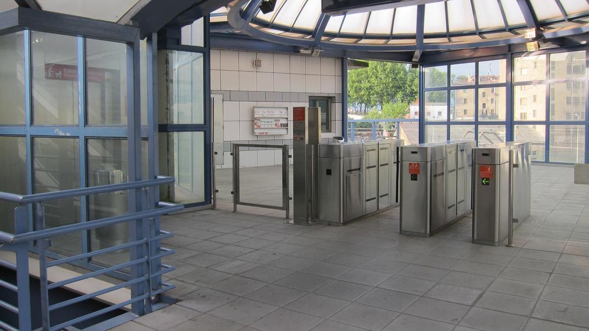 Canceladoras en una estación de la red de Metro Bilbao.