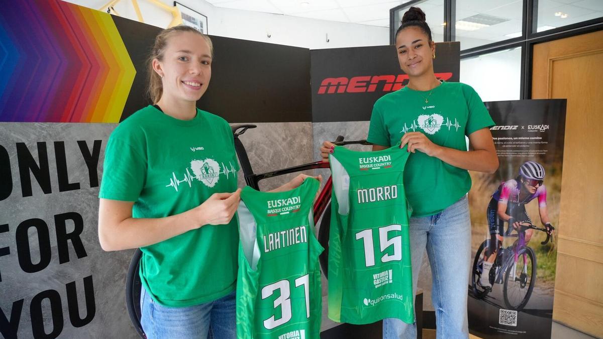 Lotta-Maj Lahtinen y Noa Morro posan con la camiseta del club durante su presentación como nuevas jugadoras de Kutxabank Araski.