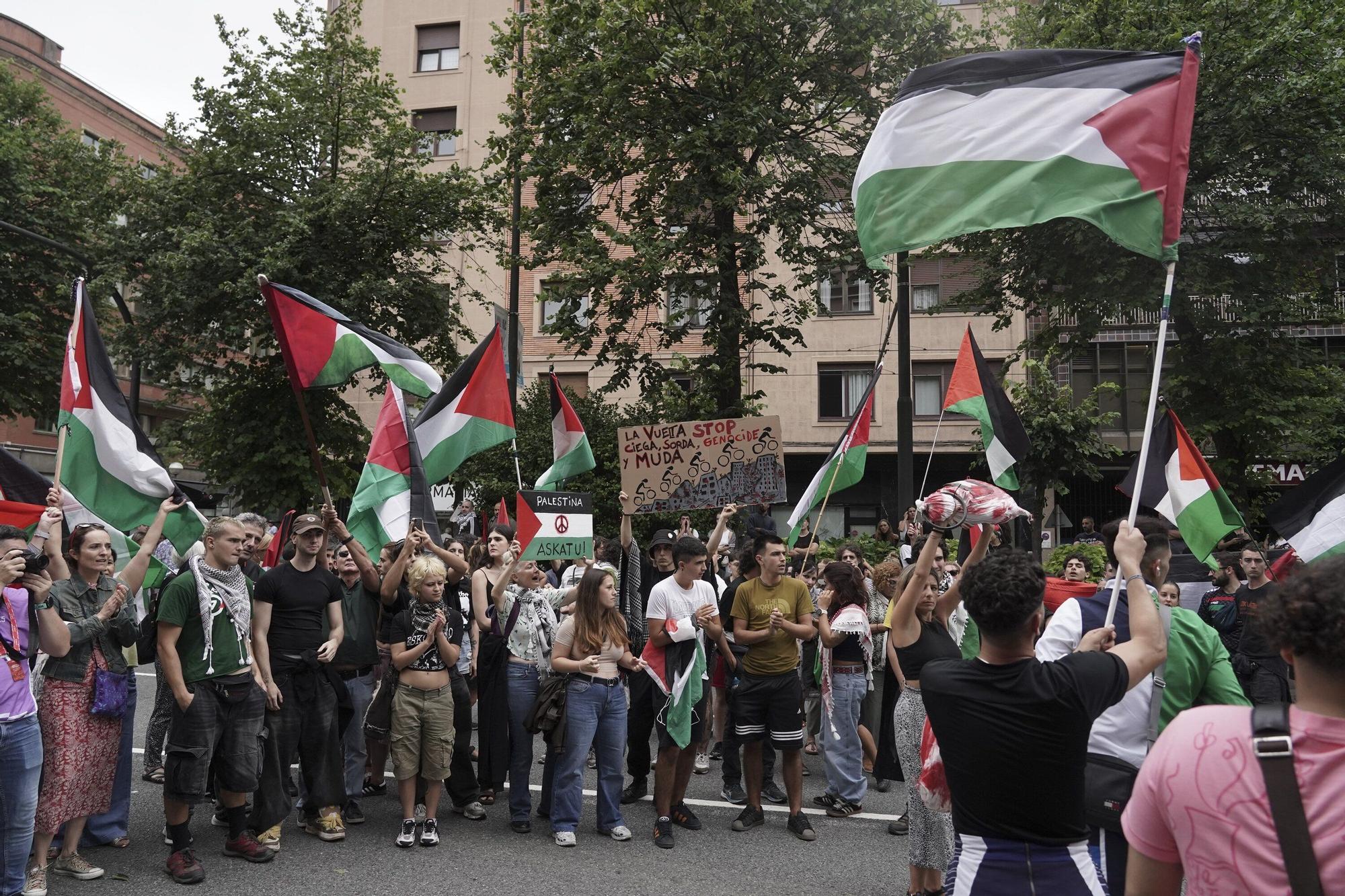 En imágenes: protesta contra el Israel al paso de la La Vuelta por Bilbao