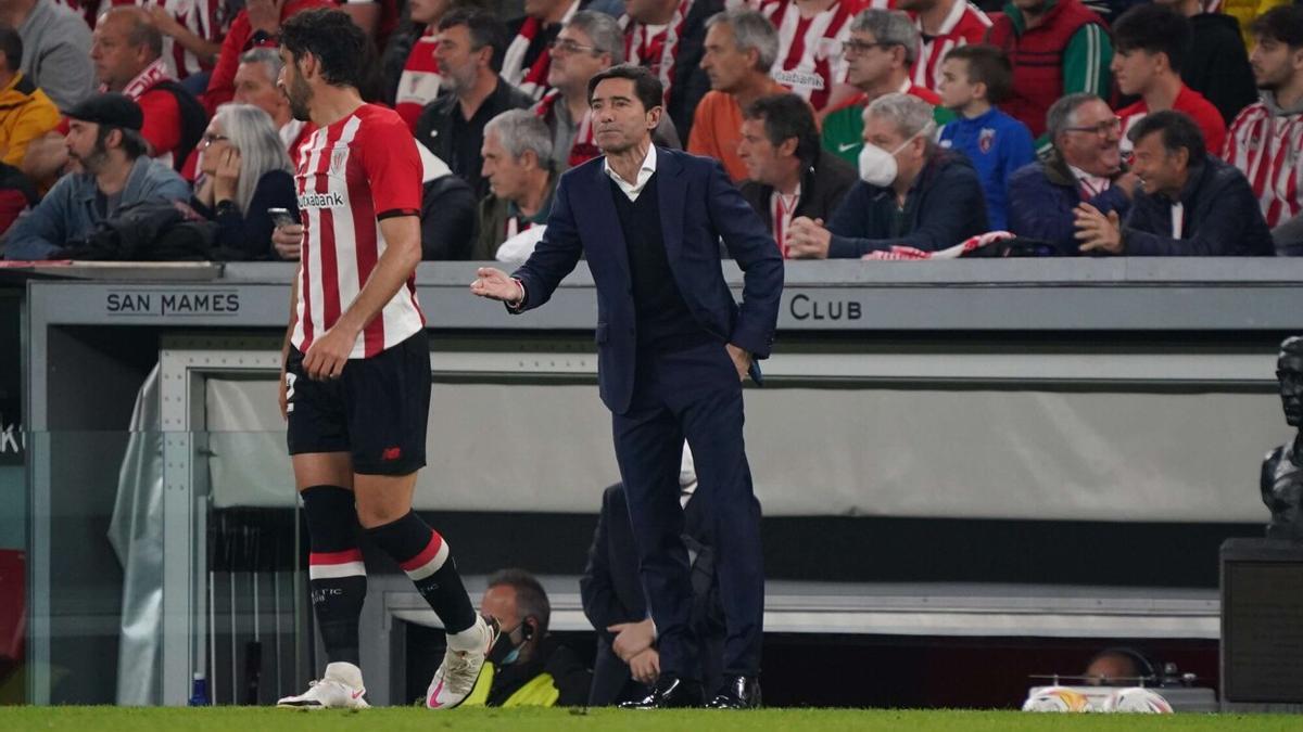 Marcelino, dando órdenes a Raúl García durante su periplo en el banquillo rojiblanco.