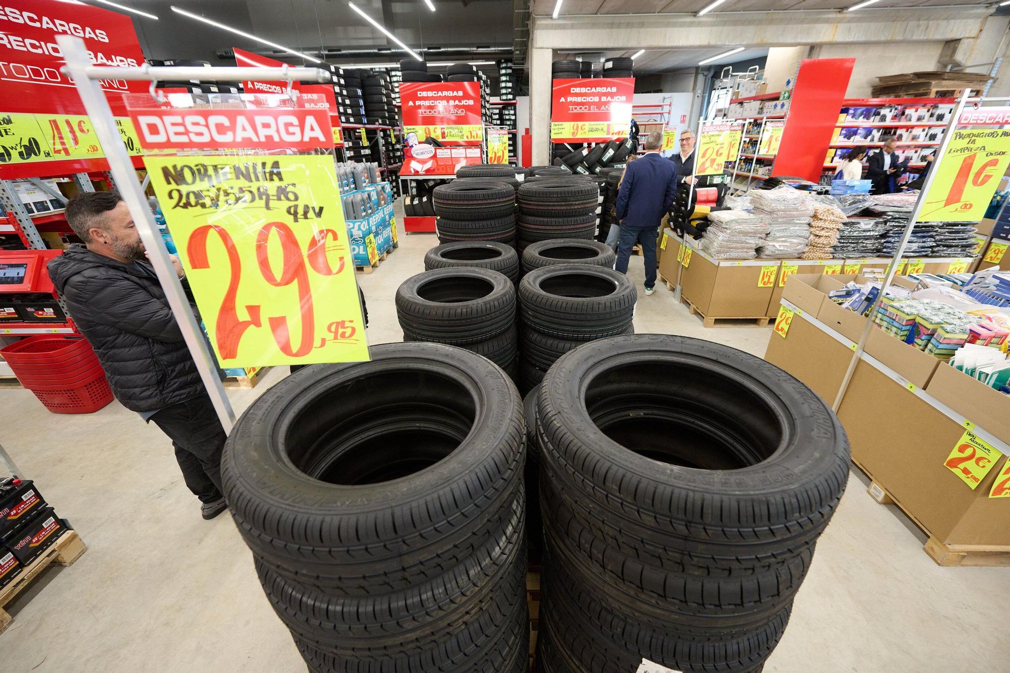 Fotos de la inauguración oficial de la nueva tienda de Carter-Cash en Pamplona