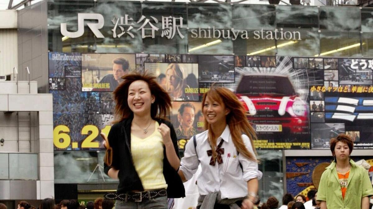 Dos mujeres pasean por Shibuya, en Tokio
