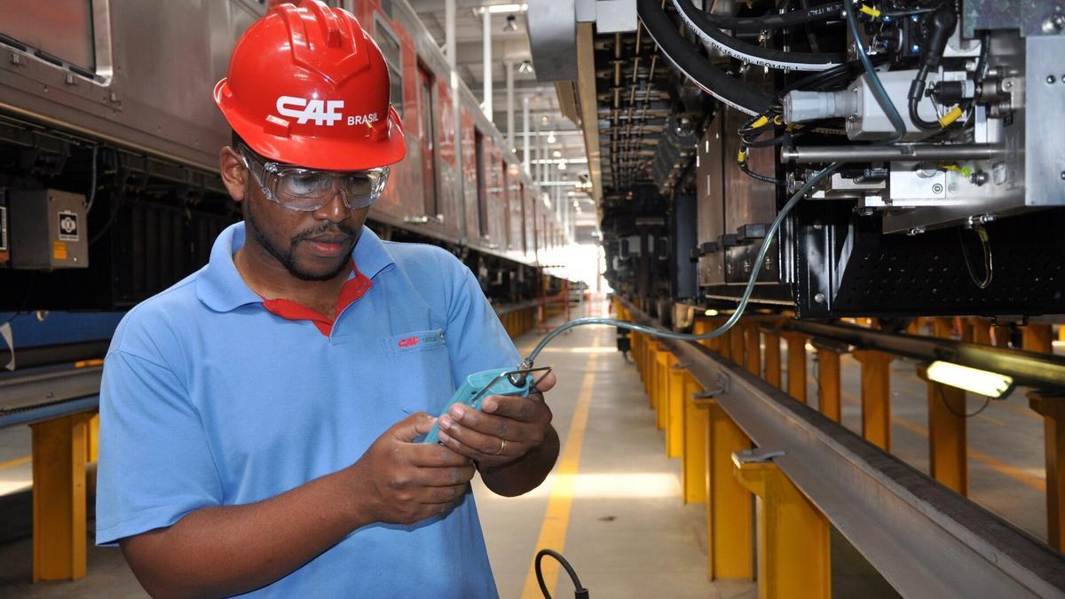 Un empleado en las instalaciones de CAF.