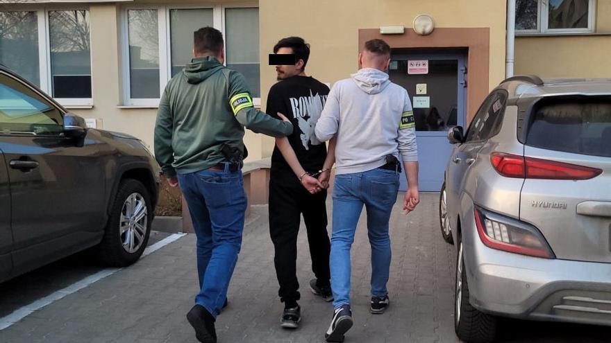 Dos meses de prisión preventiva para cuatro españoles acusados de vandalismo en el metro de Varsovia