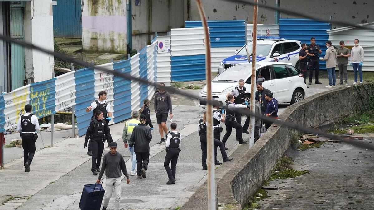 Agentes de la Guardia Municipal y de la Ertzaintza durante un amplio dispositivo policial desplegado el 12 de septiembre en los pabellones abandonados de Herrera, en Donostia..