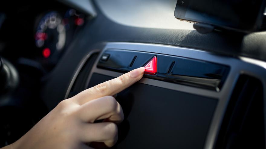 Error al volante: usar las luces de emergencia no te permite parar donde quieras