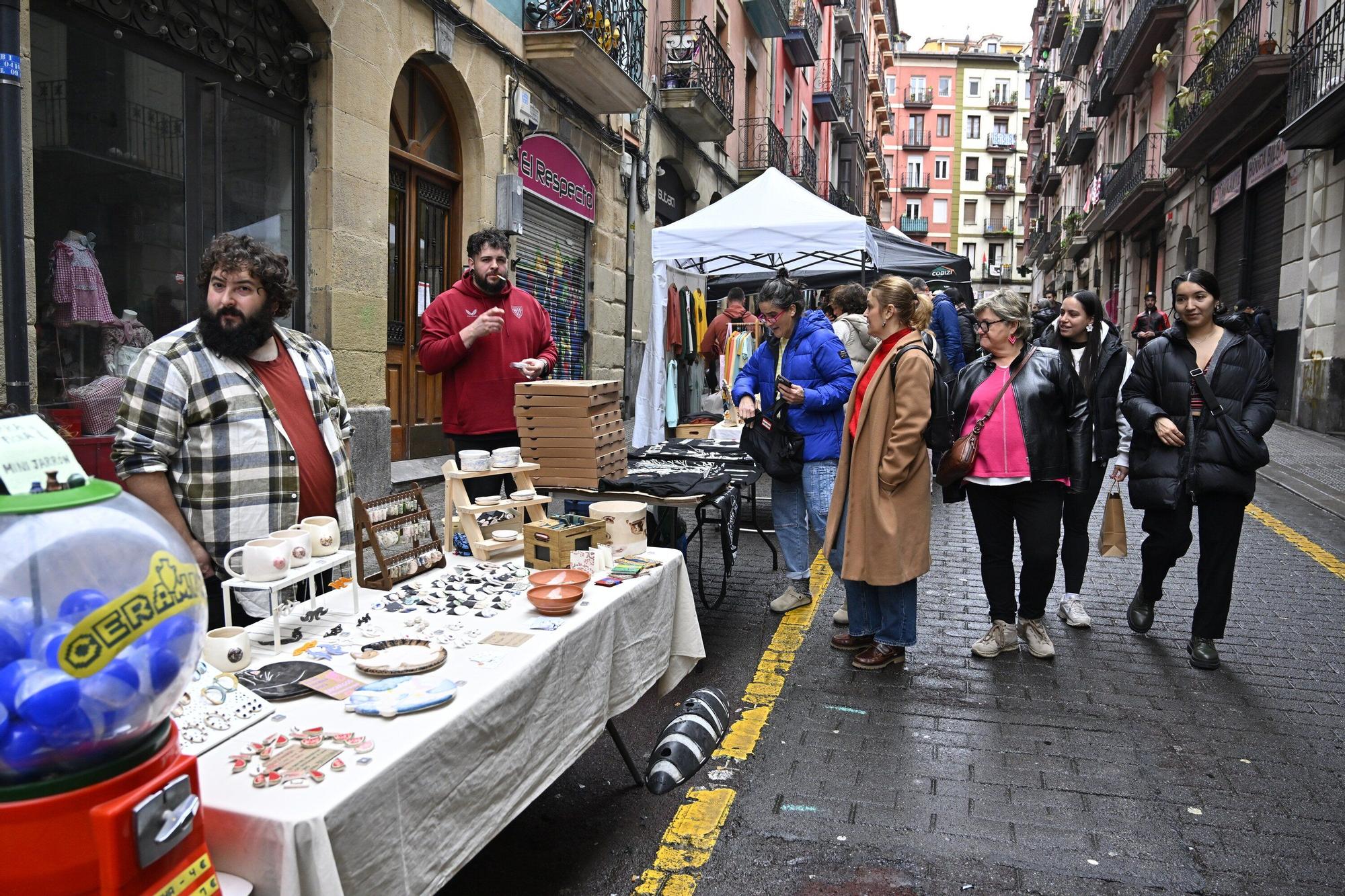 En imágenes: el mercado del Dos de Mayo se viste de Navidad