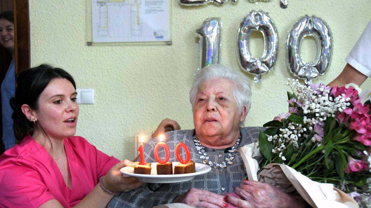 La centenaria Magdalena apaga las velas en Elizondo.