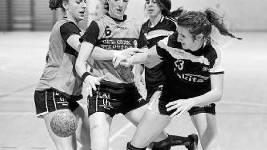 Pelea por el balón entre Lagunak y Beti Onak.