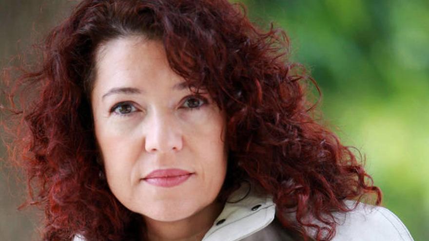 Estela Chocarro posa con su novela &#039;El próximo funeral será el tuyo&#039;.