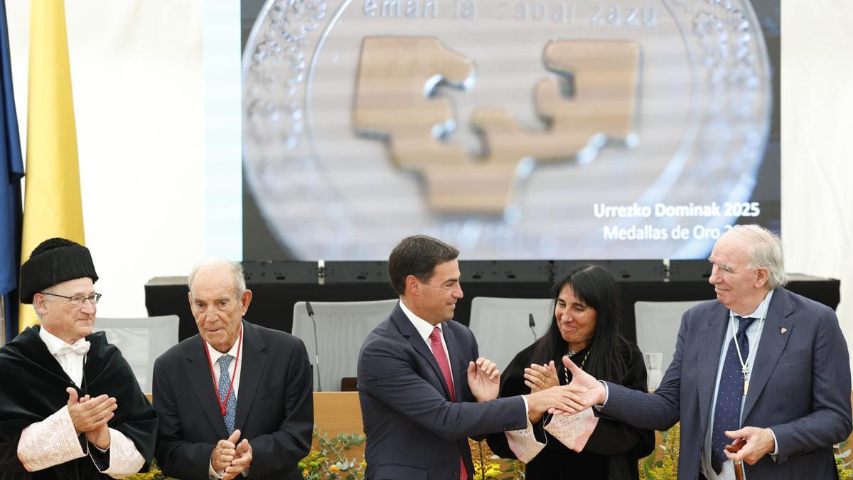 El lehendakari flanqueado por la exrectora Nekane Balluerka, el portero José Ángel Iribar y el lehendakari Carlos Garaikoetxea, medallas de oro de la EHU. Foto: Efe
