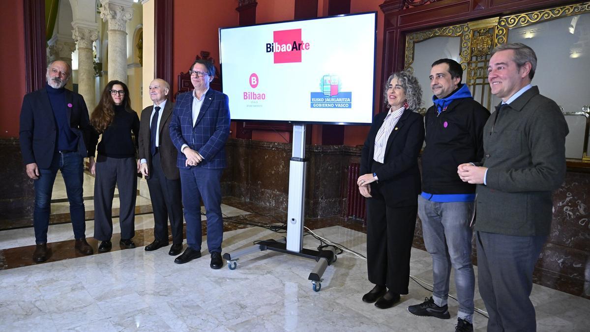 Ibone Bengoetxea, Andoni Iturbe, el director general de BBK, Gorka Martínez, Gonzalo Olabarria y Javier Riaño con los artistas  Fermin MOreno y Juana García-Pozuelo.