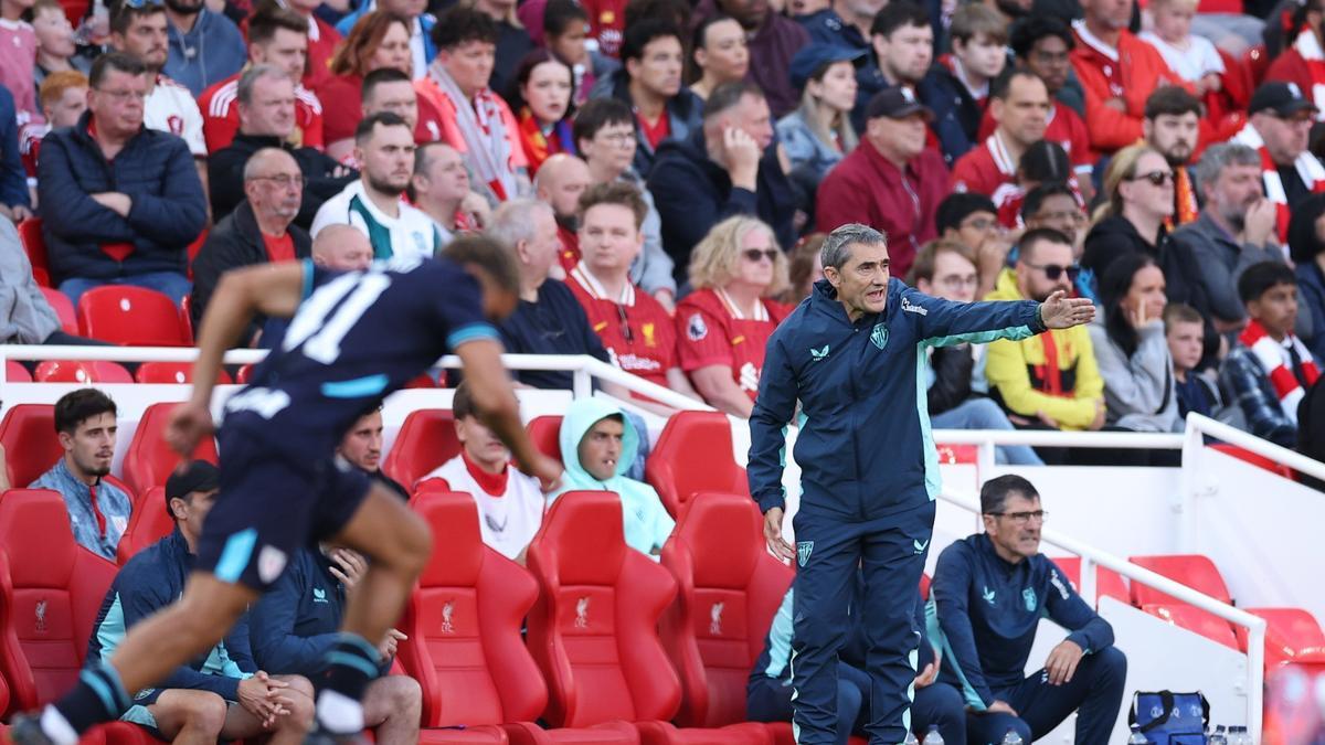Ernesto Valverde da instrucciones durante el segundo partido del lunes en Anfield.