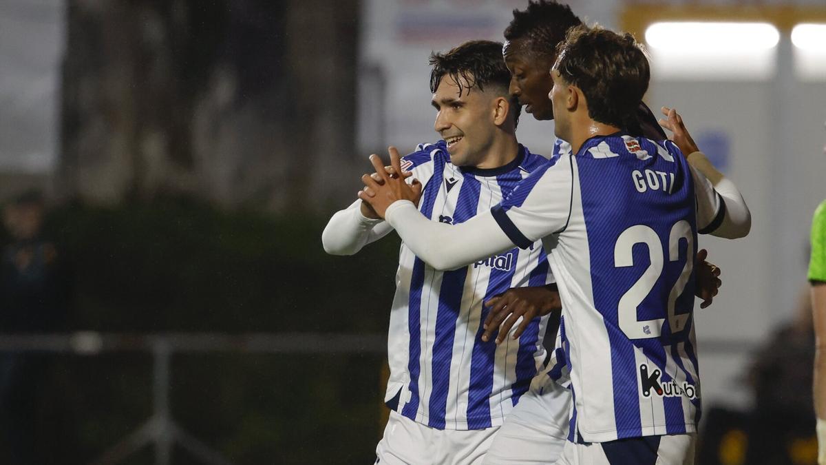 Los jugadores de la Real Sociedad celebran un gol en el triunfo ante el Negreira
