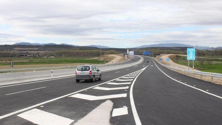 Un vehículo circula por la A-12.