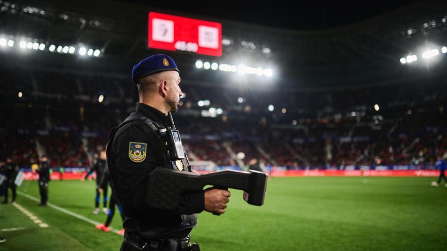 Identificado el autor de un vuelo prohibido de dron durante un partido de Osasuna