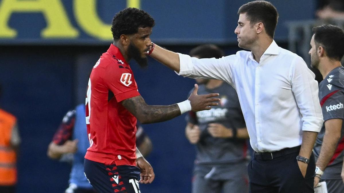 Rosier, consolado por Lisci tras ver la segunda amarilla.