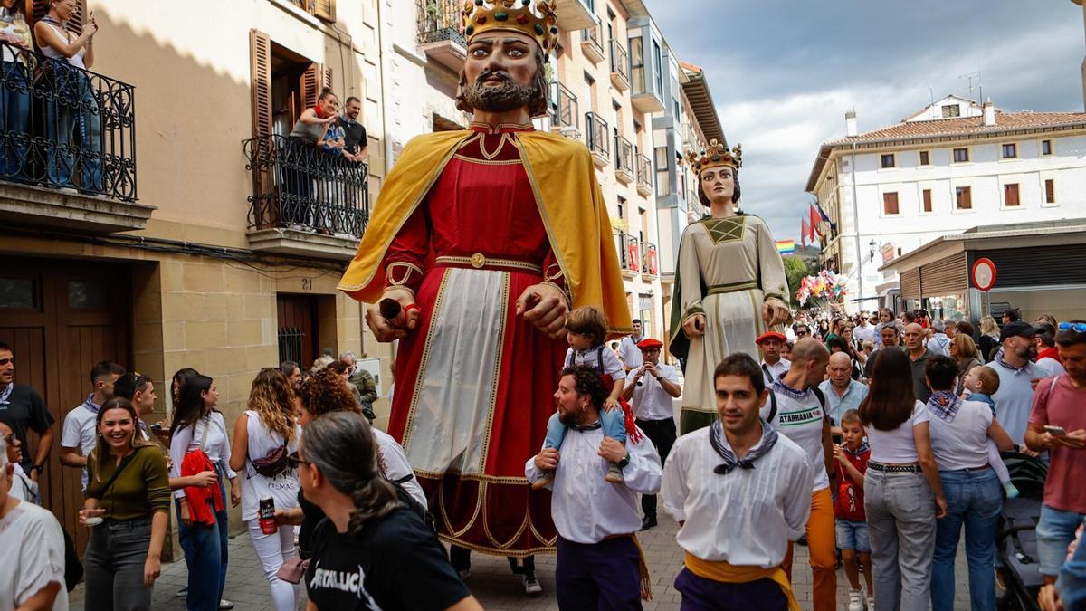 La Comparsa de Gigantes de Villava sale a las calles con los txikis.