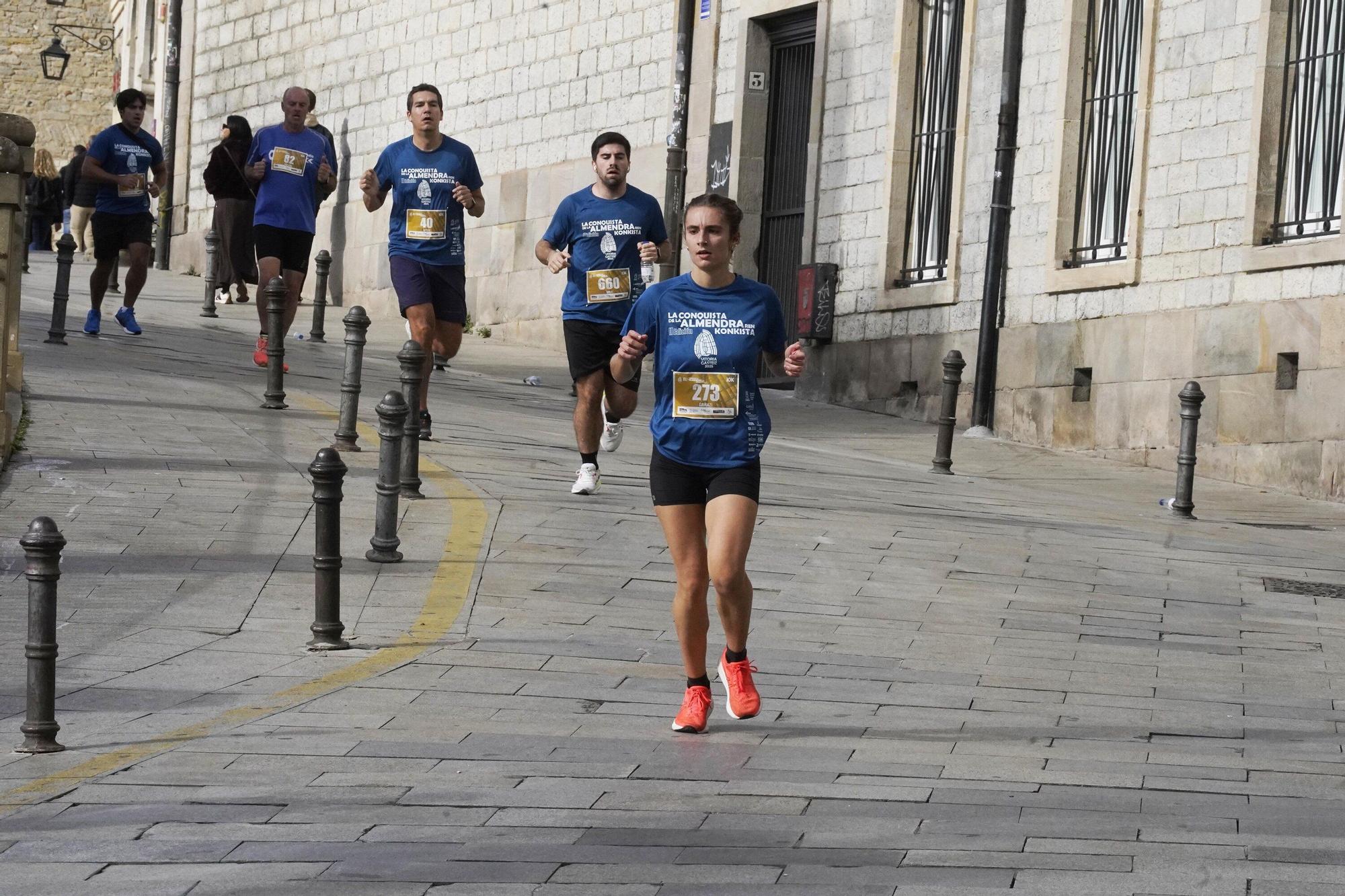 En imágenes: Miles de personas conquistan la Almendra de Gasteiz