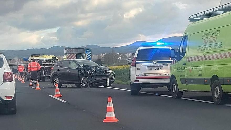 Accidente entre dos vehículos en la carretera N-622 a su paso por Vitoria