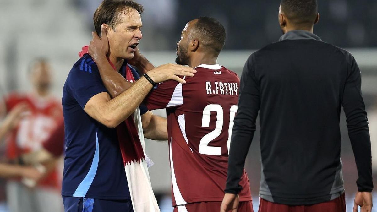 Lopetegui celebra con Fathy la clasificación de Catar para el Mundial.