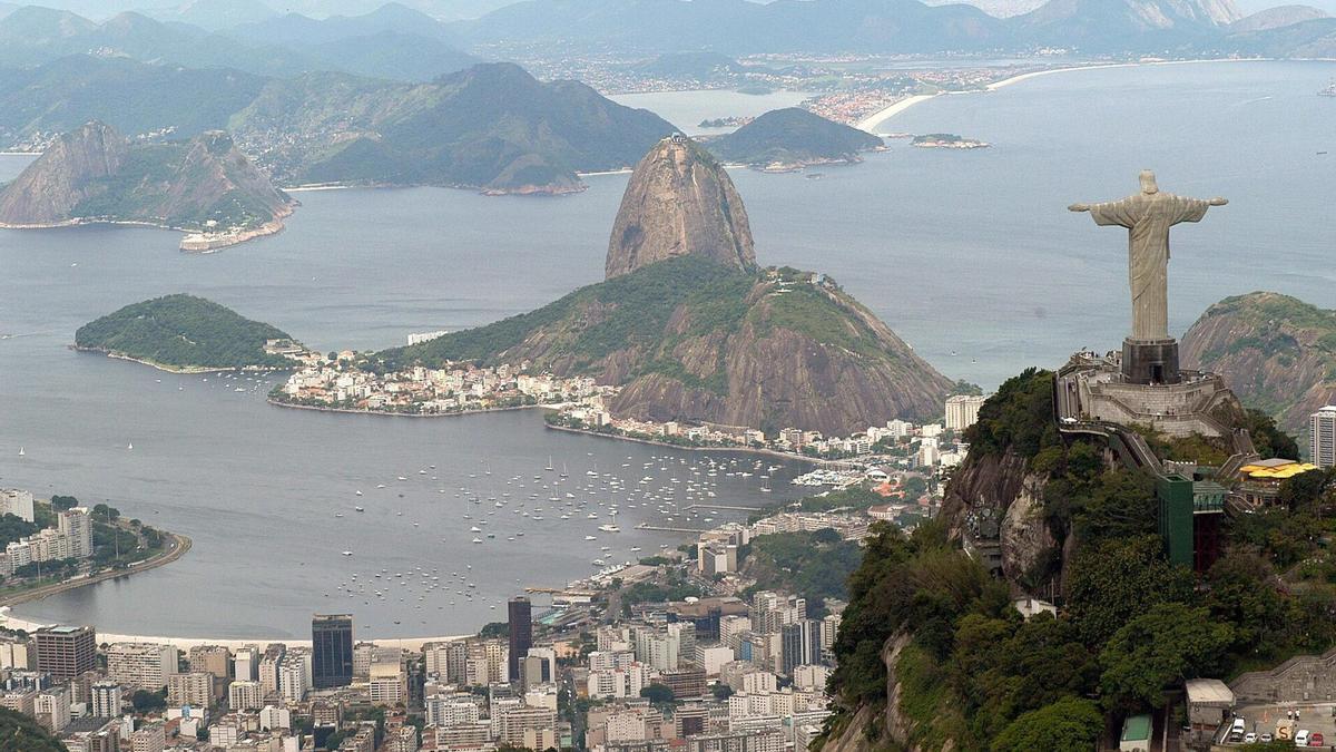 Espectacular imagen de la la costa de Río, con el Cristo Redentor de espaldas