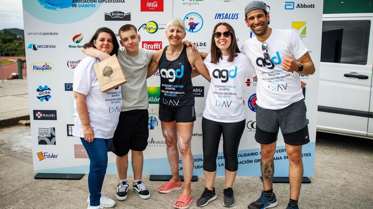 Pineda junto a integrantes de la Asociación Guipuzcoana de Diabetes.