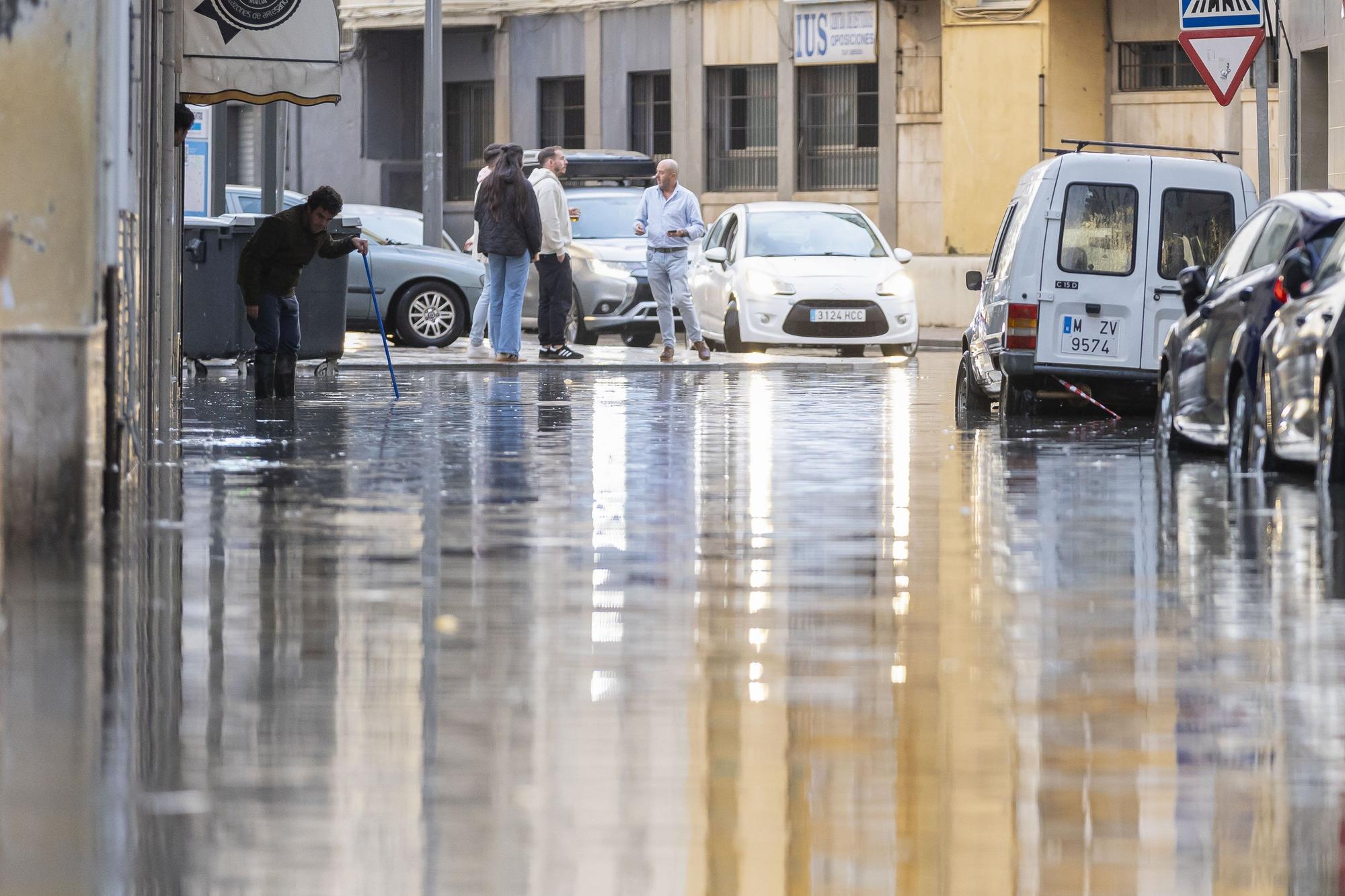 En imágenes: Andalucía supera las 900 incidencias por la borrasca 'Claudia', con la anegación de la estación de autobuses de Huelva