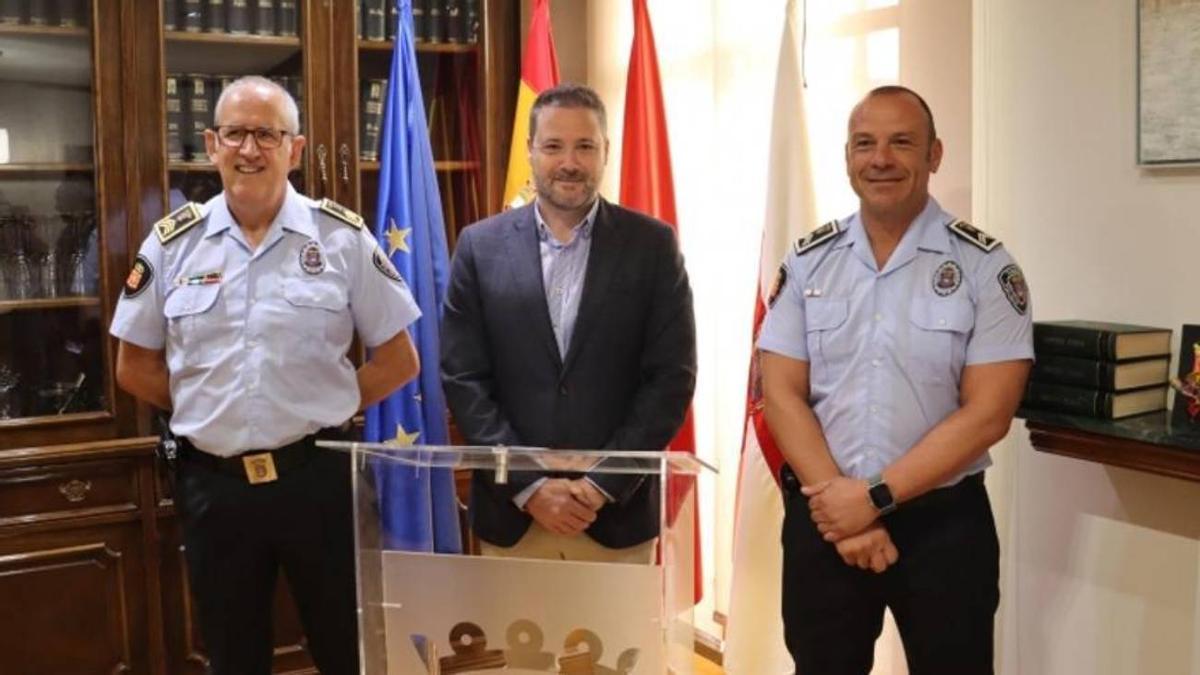 El alcalde Toquero, con Juan Cruz Ruiz a su izquierda y Ricardo Casamián a su derecha.