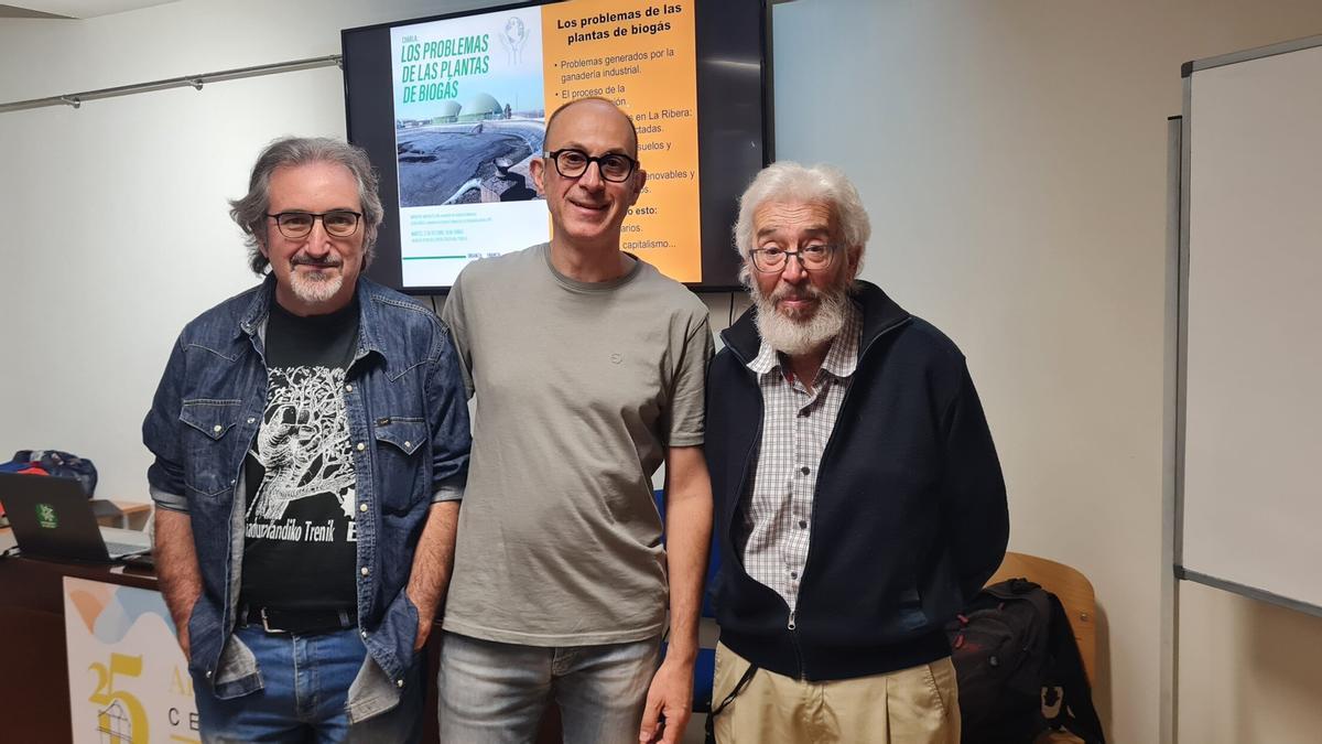 Martín Zelaia, Eduardo Navascués, de Ecologistas en Acción organizadores del evento, y Jesús Arbizu de 3R. Martín Zelaia, Eduardo Navascués, de Ecologistas en Acción organizadores del evento, y Jesús Arbizu de 3R.