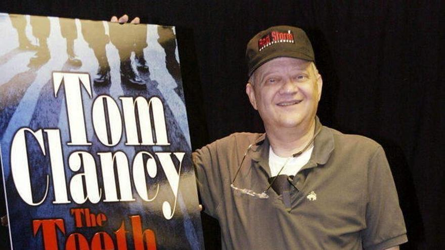 Fotografía fechada el 11 de agosto de 2003 que muestra al novelista estadounidense Tom Clancy, autor de obras de espionaje y política, junto a varias copias de su novela &quot;Las fauces del tigre&quot;, durante la presentación de la obra en la librería B