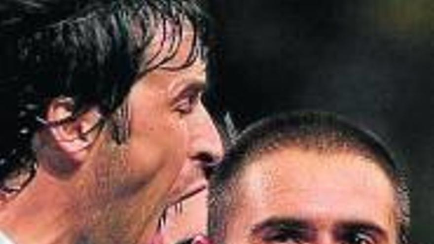 El Schalke, con Raúl ejerciendo de líder, humilla al campeón