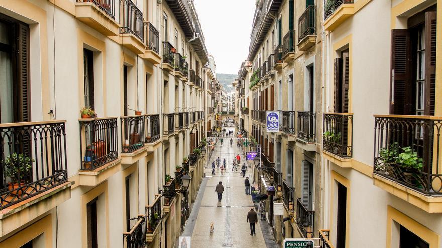 San Sebastián prohíbe nuevas licencias de alojamientos turísticos y hoteles en barrios céntricos