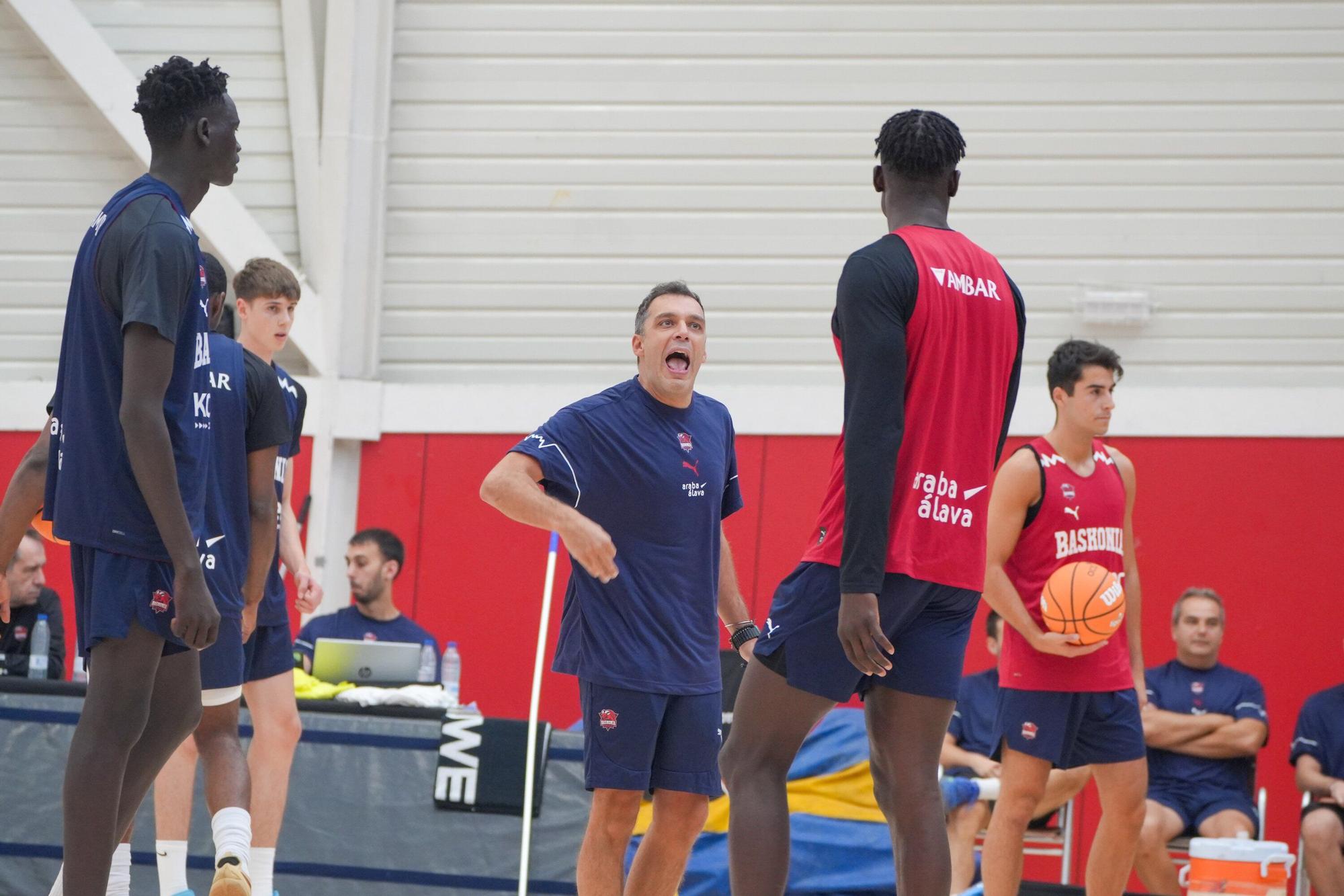 En imágenes: Así entrena el Baskonia bajo las órdenes de Galbiati